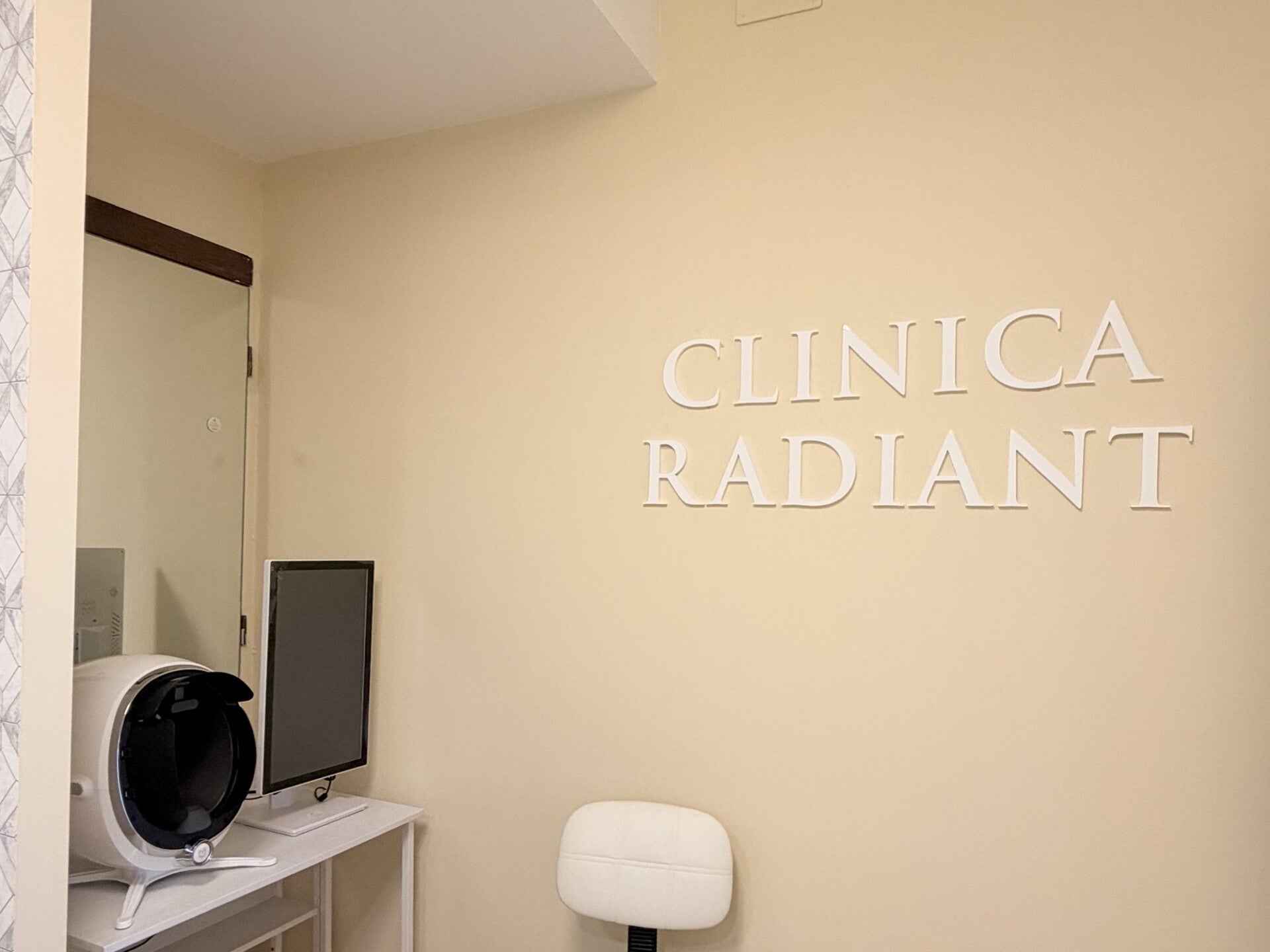 Sala de análisis de la piel de Clínica Radiant con el equipo de diagnóstico facial