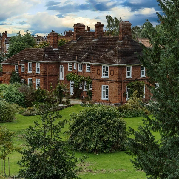 Elstead village scene – Reliable taxi service for GU8 residents, including airport transfers to Heathrow & Gatwick
