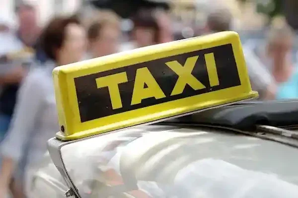 Yellow taxi sign on car roof – Prime Taxis Godalming offering reliable airport and local transfers in Godalming, Farncombe, and GU7/GU8 areas