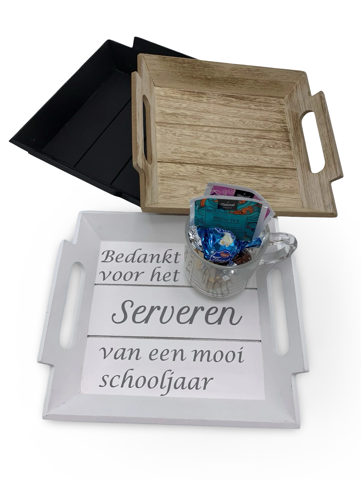 Dienblad met thee en chocolade