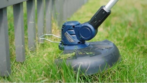 HEDGE STRIMMING - CARAVAN