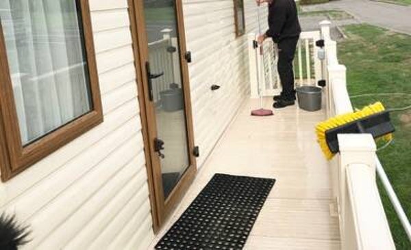 EXTERNAL WINDOW CLEANING