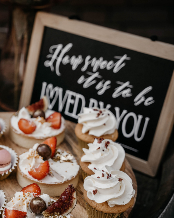 Houten krijtbordje "How sweet it is to be loved by you"