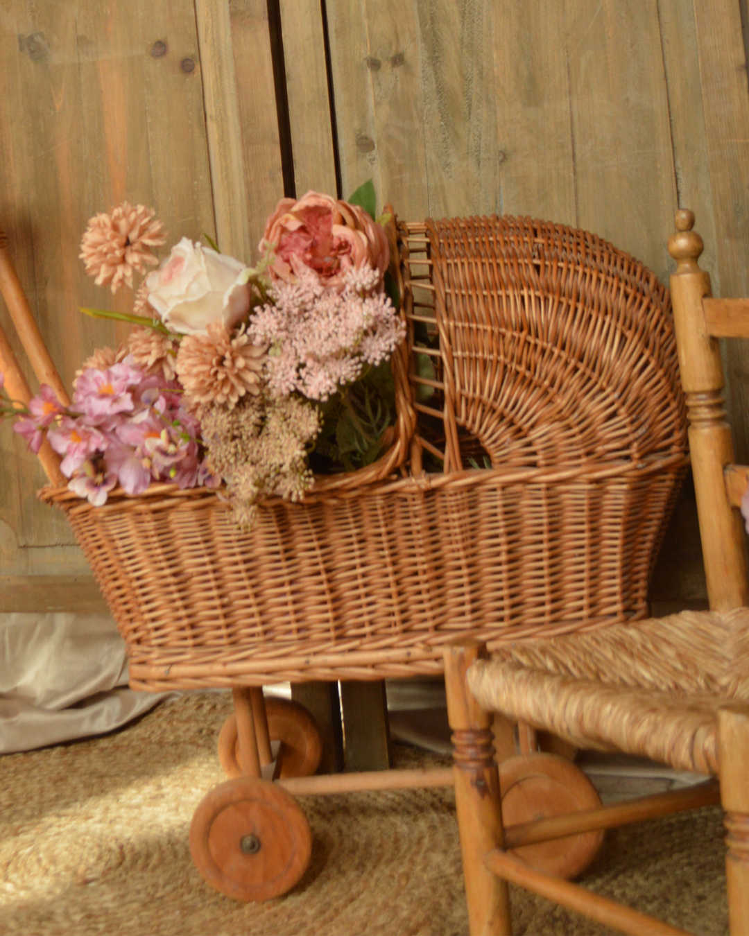 Poppenwagen riet met hout