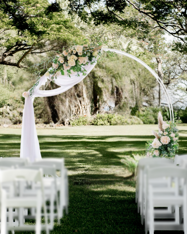 Witte ronde trouwboog