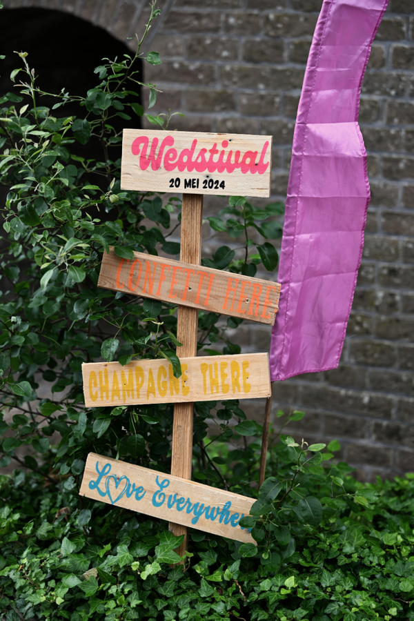 Festival wedding wegwijzer