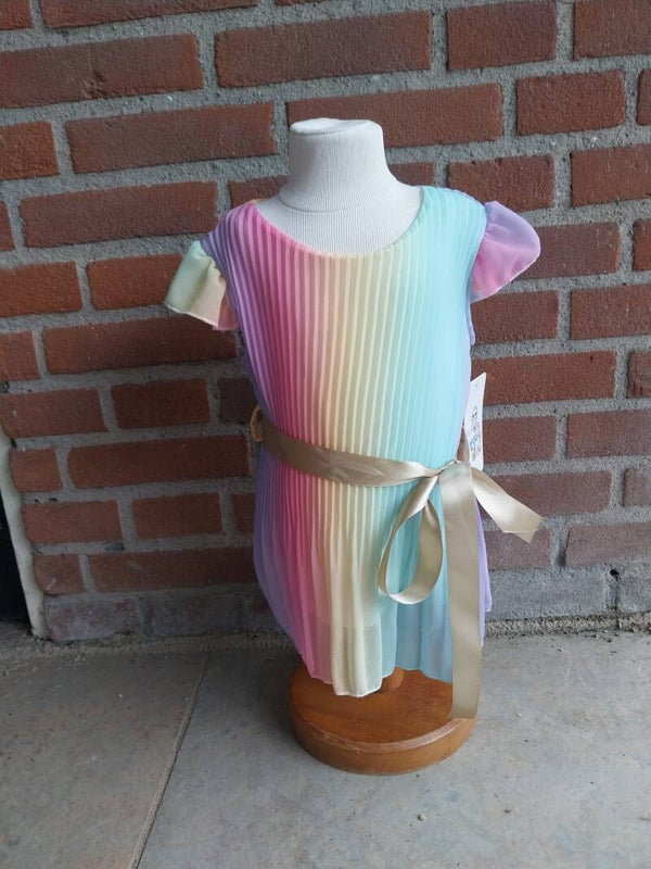 Prachtige Pastel Regenboog Plisséjurk met Gouden Strik