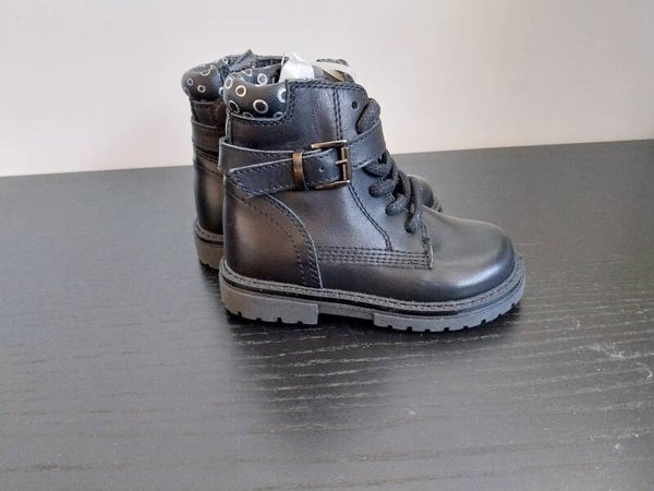 Bootie Pinocchio zwart met gesp maat 20 NIEUW