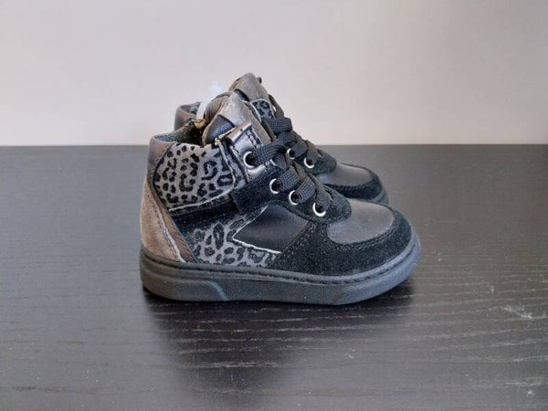 Sneaker Pinocchio zwart met grijs panterprintje maat 20