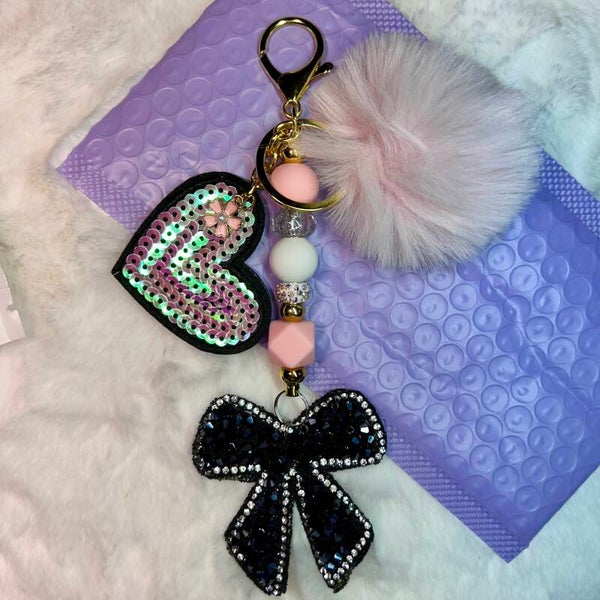 Glam Chic – glitter sleutelhanger met strik, hart & fluffy pompon