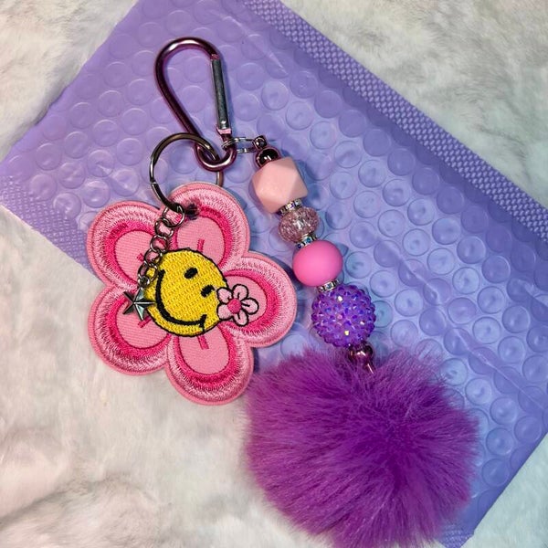 Happy Vibes Only – kleurrijke sleutelhanger met smiley bloem