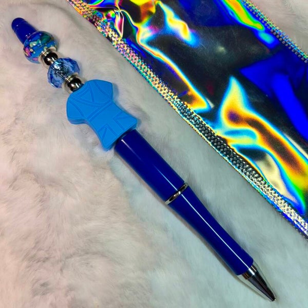 Handgemaakte pen voor zorghelden – met blauwe scrubs bedel!