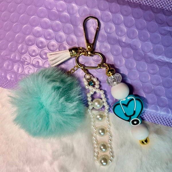 Luxe sleutelhanger met parels & mintgroene fluffy pompon
