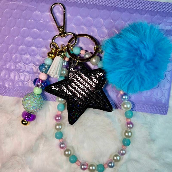 🌈✨ Kleurige sleutelhanger met glitters & fluffy pompon! ✨🌈