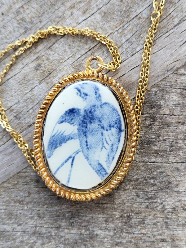 Collier grand médaillon oiseau, Albane, ancien médaillon porte photo,  faïence creil et montereau recyclée