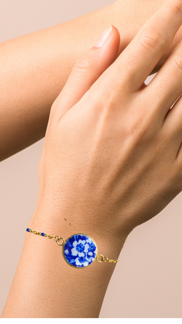 Bracelet Fiona, chaîne boule doré, faïence Villeroy et boch japonisante fleurie bleu encre