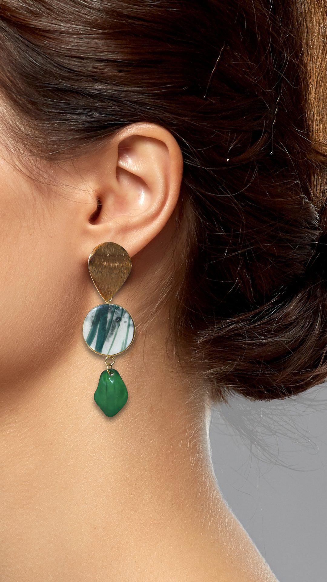 Boucles d'oreilles Yseult ,laiton brossé doré et faïence de Lunéville recyclée vert profond
