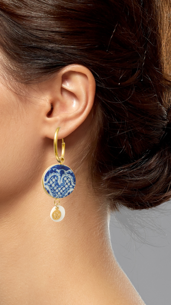 Créoles Aria , faïence Gien bleu roi , Dauphin, acier inoxydable doré