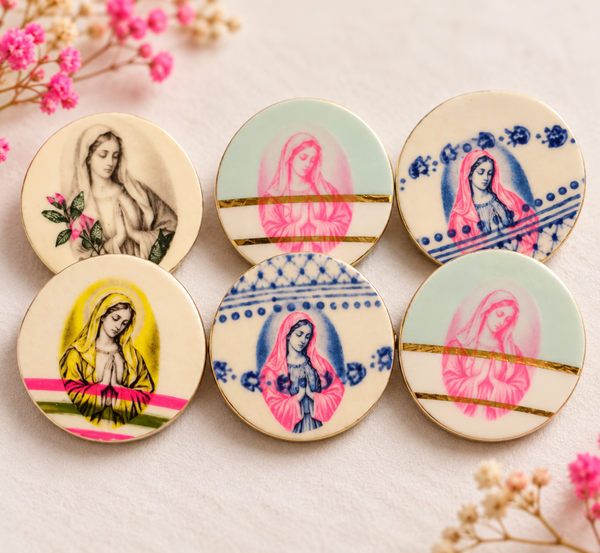 Broche Madone pop , faïence ancienne sérigraphiée