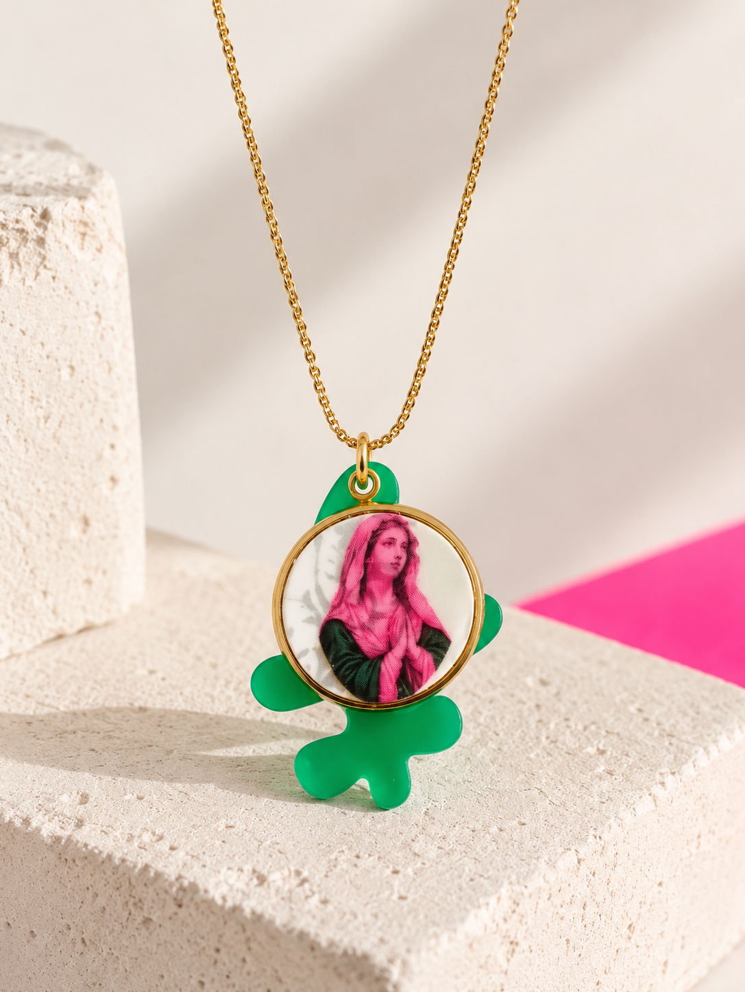 Collier Madone Pop – Rose fluo & vert émeraude