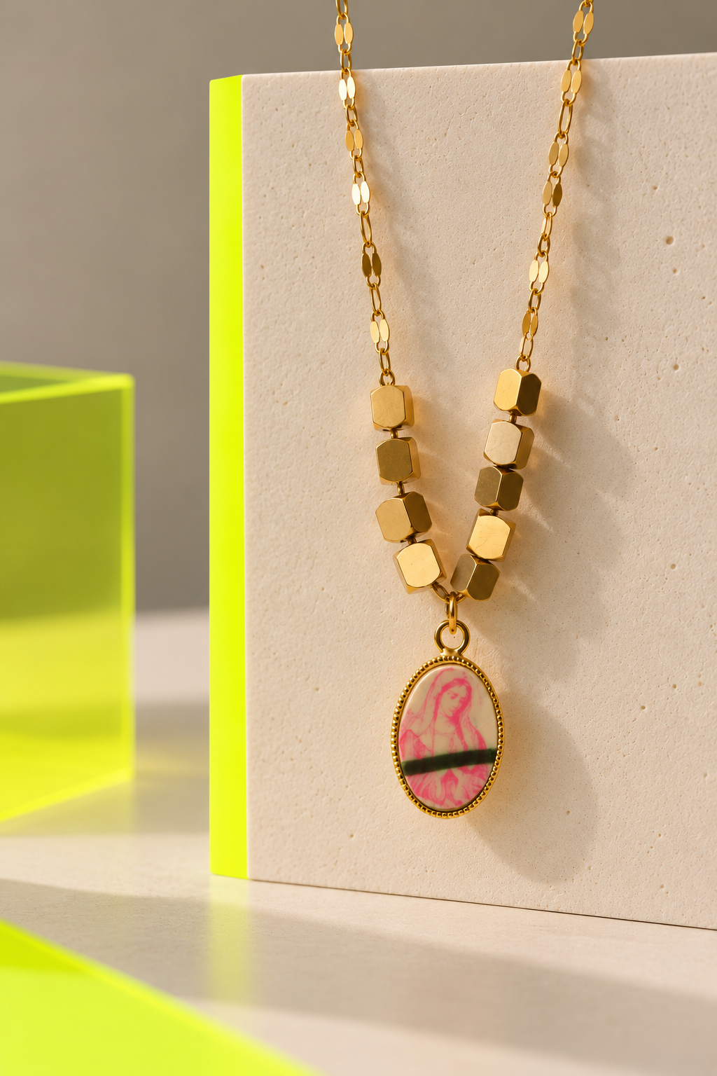 Collier MADONE POP – Rose fluo & perles dorées