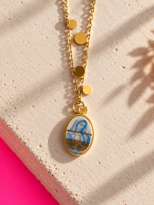 Collier Madone Pop – Bleu céleste & éclats dorés