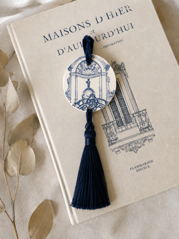 Pampille de meuble en faïence ancienne XIXe – décor d’architecture bleu et pompon textile