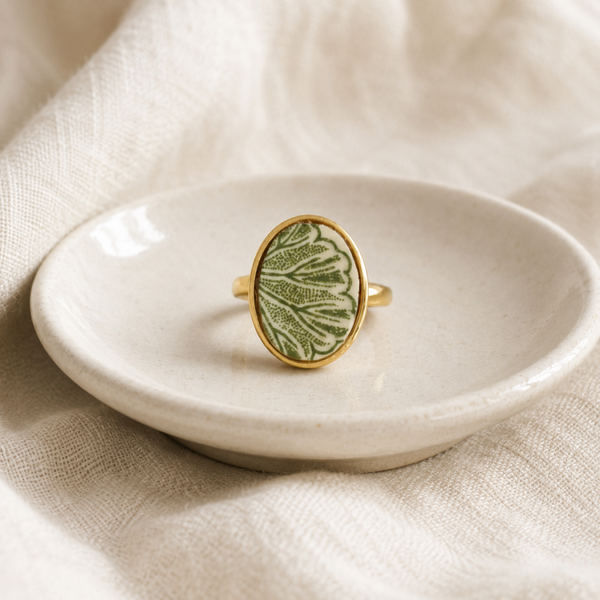 Bague Anaïs en faïence ancienne – bijou végétal vert et doré