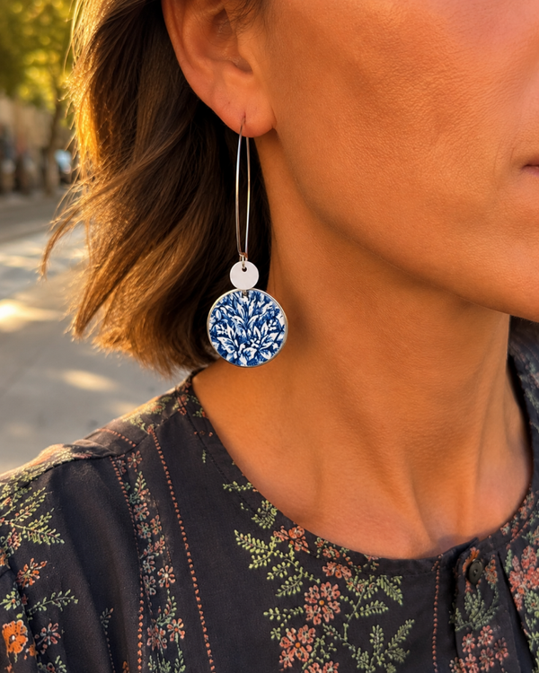 Boucles Élie faïence Staffordshire bleu marine – Bijou artisanal noces de faïence