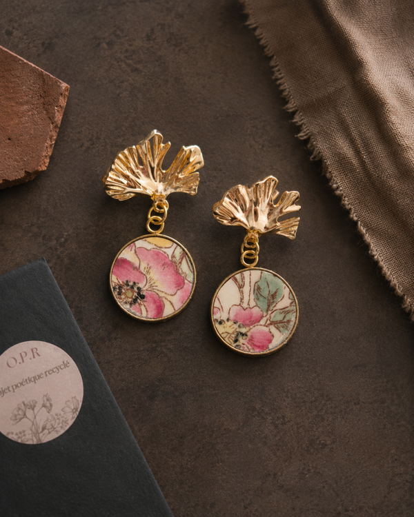 Boucles d'oreilles Paloma , ginkgo doré et vaisselle anglaise