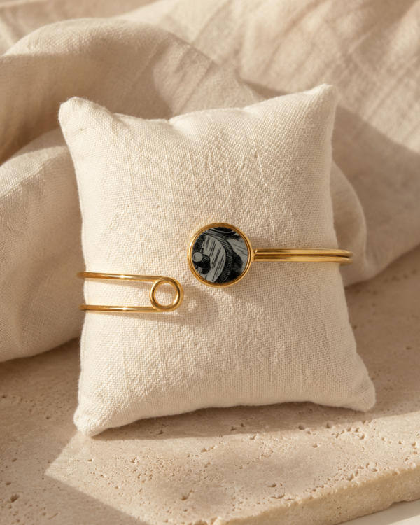 Bracelet Luce – faïence de Gien ancienne noir et blanc, jonc doré  – bijou en vaisselle ancienne