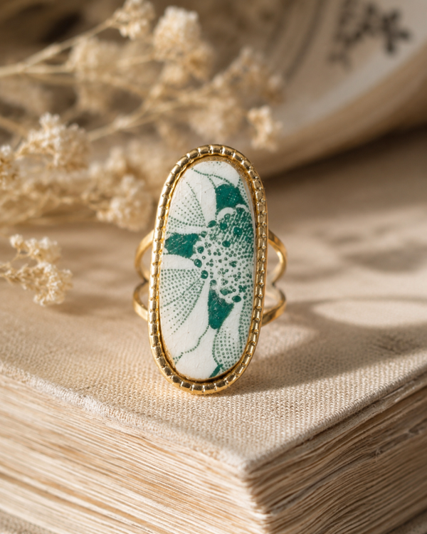 Bague Eulalie , faïence de Sarreguemines verte , bague ajustable dorée