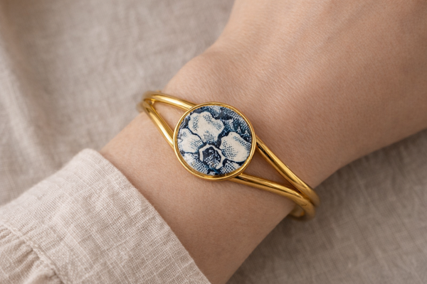 Bracelet manchette Gina – Faïence ancienne Marie-Louise de Saint-Amand, laiton doré