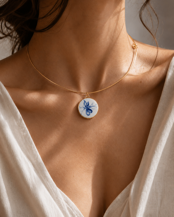 Collier Vivienne — ras de cou doré en faïence de Gien, papillon bleu