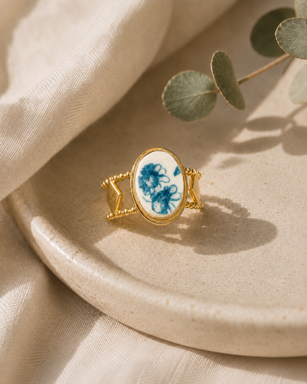 Bague Jeanne – faïence de Gien petites roses bleues, bague ajustable dorée en acier inoxydable – vaisselle ancienne & noces de faïence