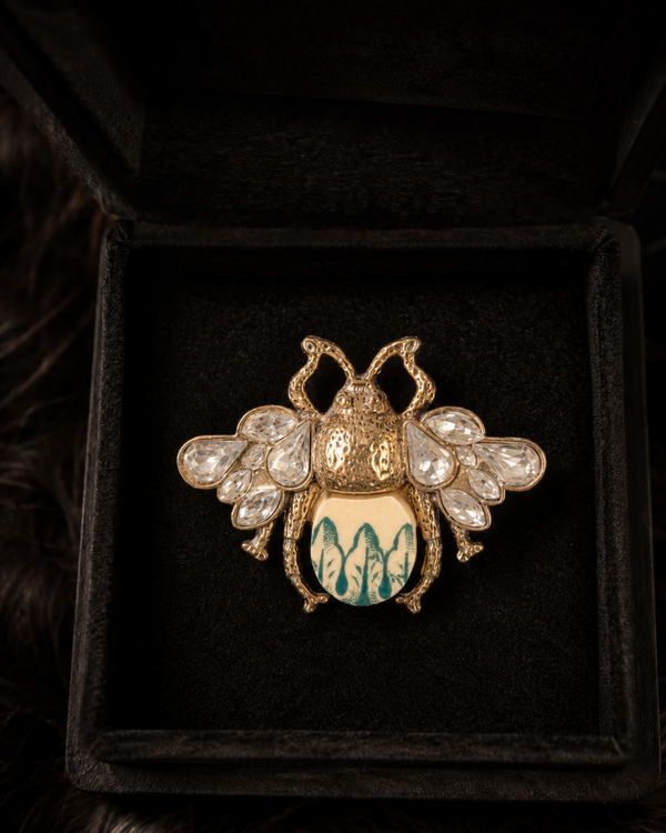 Broche abeille sertie de faïence de Choisy-le-Roi