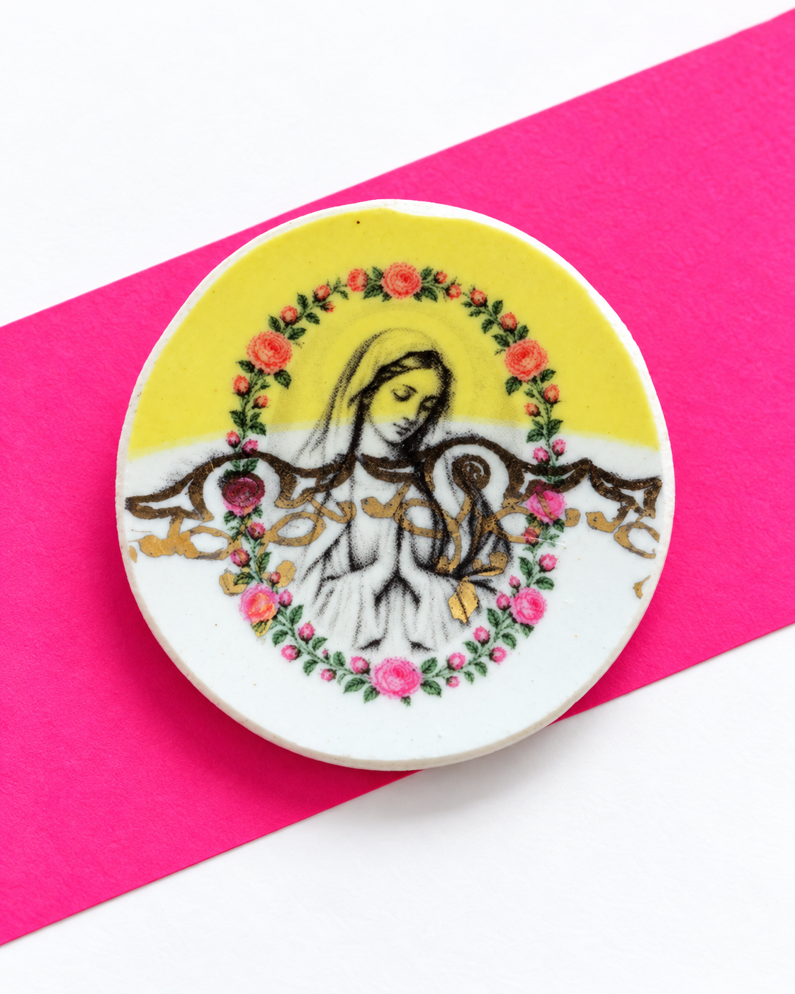 Broche Madone pop , faïence ancienne sérigraphiée
