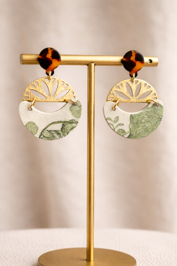 Boucles d’oreilles Gabrielle – faïence ancienne de Gien, laiton doré, esprit Art déco végétal