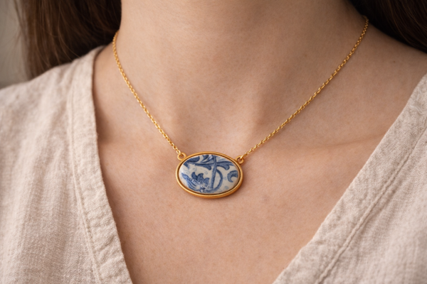 Collier ajustable, Élise, faïence de Gien bleue