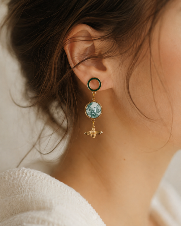 Boucles pendantes Arielle – Faïence de St-Amand & abeilles dorées