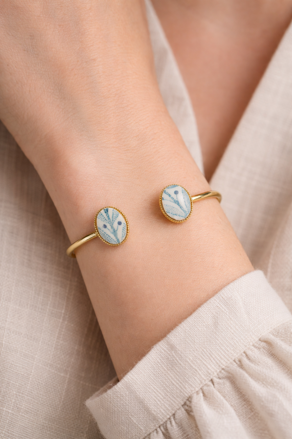 Bracelet jonc doré, Élie, faïence de Choisy-le-Roi