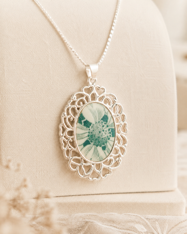 Collier Izia en faïence de Longchamp — Grand médaillon camée marguerite verte