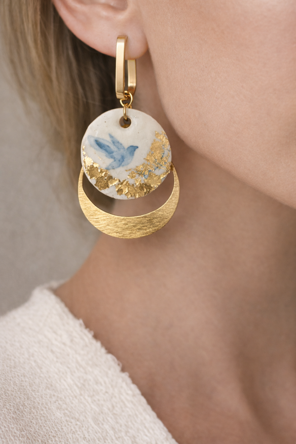Boucles d’oreilles créoles Clothilde – Faïence ancienne de Sarreguemines, feuille d’or
