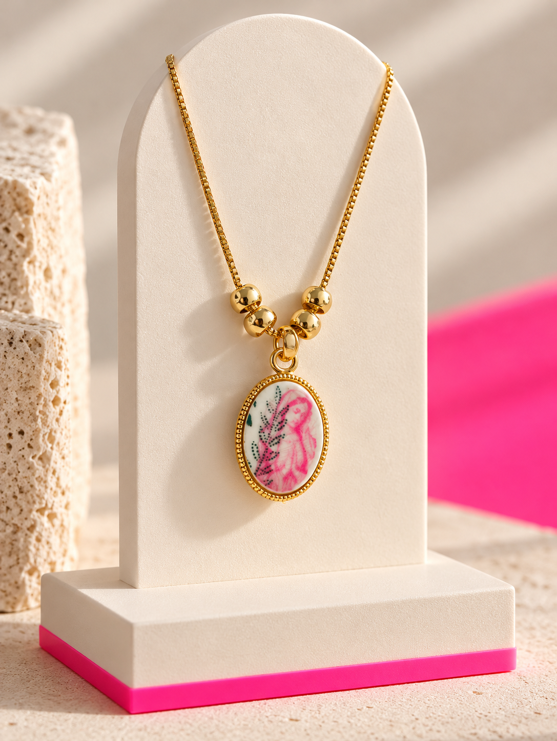 Collier Madone Pop – Rose fluo & feuillage