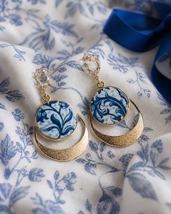 Boucles d’oreilles Suzanne — Faïence de Gien XIXe, rinceaux bleus
