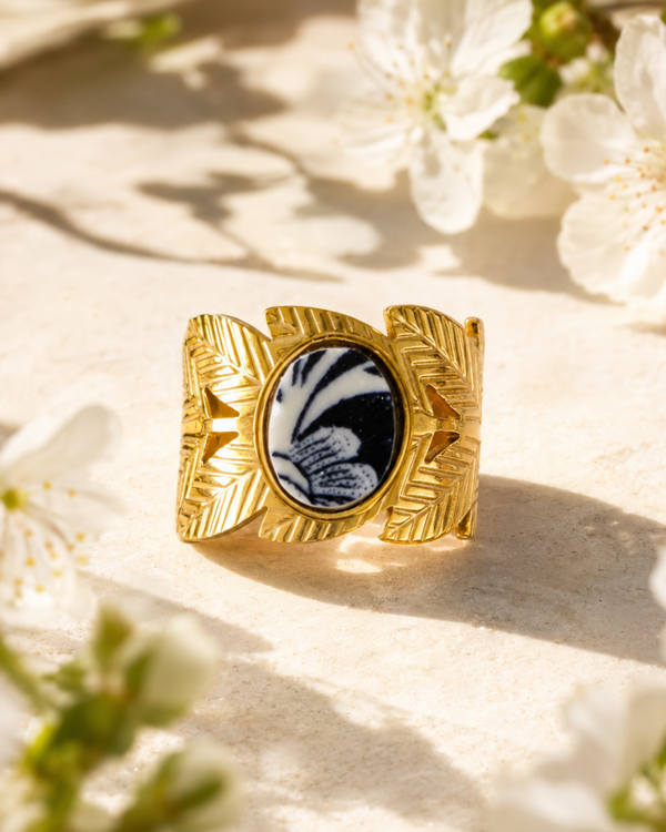 Bague Billie – Faïence de Gien XIXe, rinceaux bleu profond & monture feuilles de laurier doré