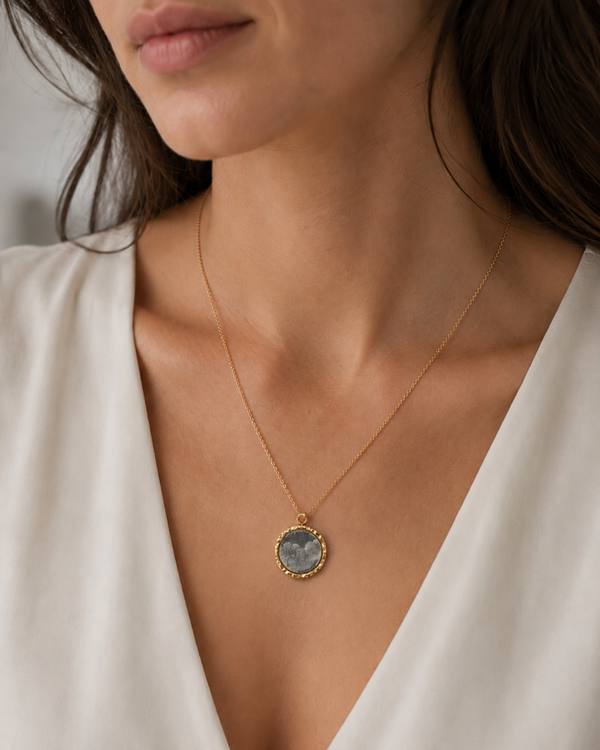 Collier Ania en faïence de Gien terre de fer – ciel d’orage en grisaille, acier inoxydable doré à l’or fin