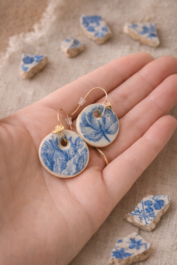 Boucles d’oreilles Agnès – Faïence ancienne de Sarreguemines Royat bleue