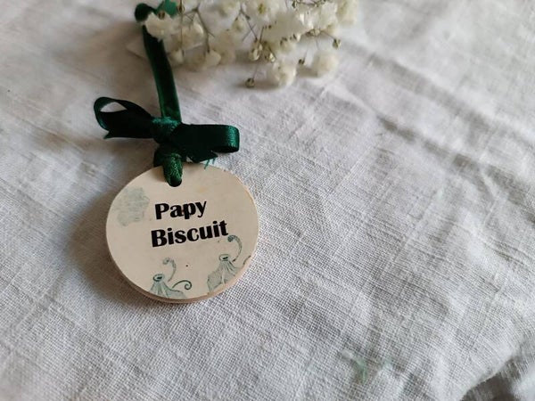 Médaillon personnalisé "Papy biscuit " , faïence terre de fer recyclée Cyclamens, Gien