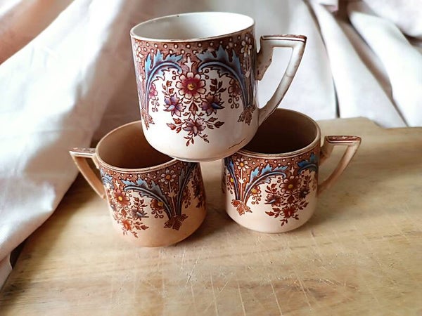 Trio de tasses à café, Sarreguemines polychrome, faïence terre de fer